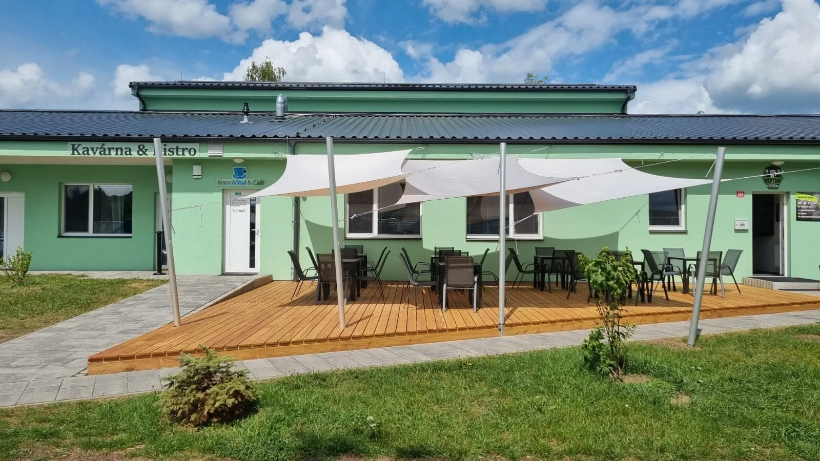 Letná terasa kaviarne zatienená plachtami Ingenua
